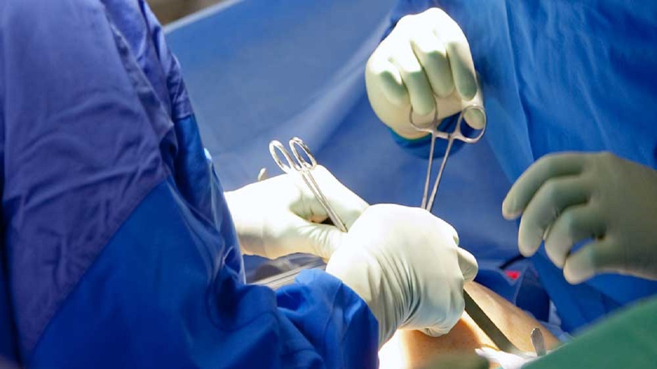 انجام نخستین عمل جراحی ستون فقرات در بیمارستان ولی عصر (عج) آبیک