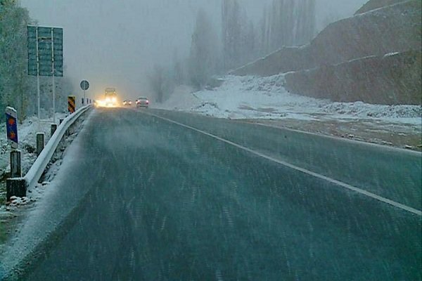 بارش برف در برخی محورهای استان قزوین آغاز شد