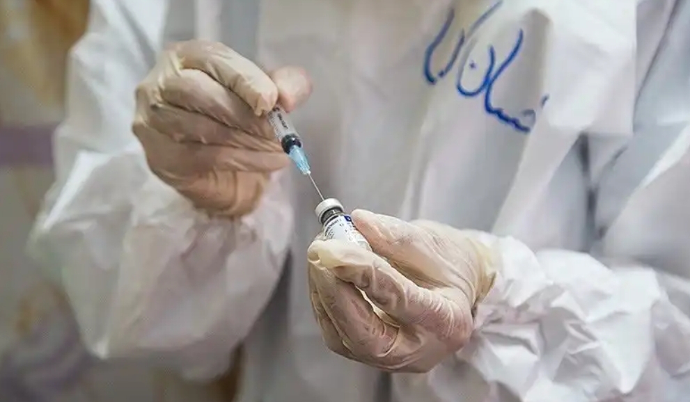 افراد بالای ۶۰ سال در شهرستان آبیک واکسینه می شوند